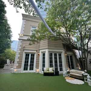 ガーデン。披露宴会場と繋がっておりすぐに出入り可能。