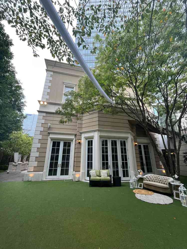 ガーデン。披露宴会場と繋がっておりすぐに出入り可能。