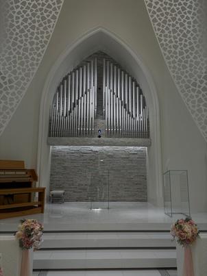 挙式会場のパイプオルガンが白の会場と合っていてとても素敵だった