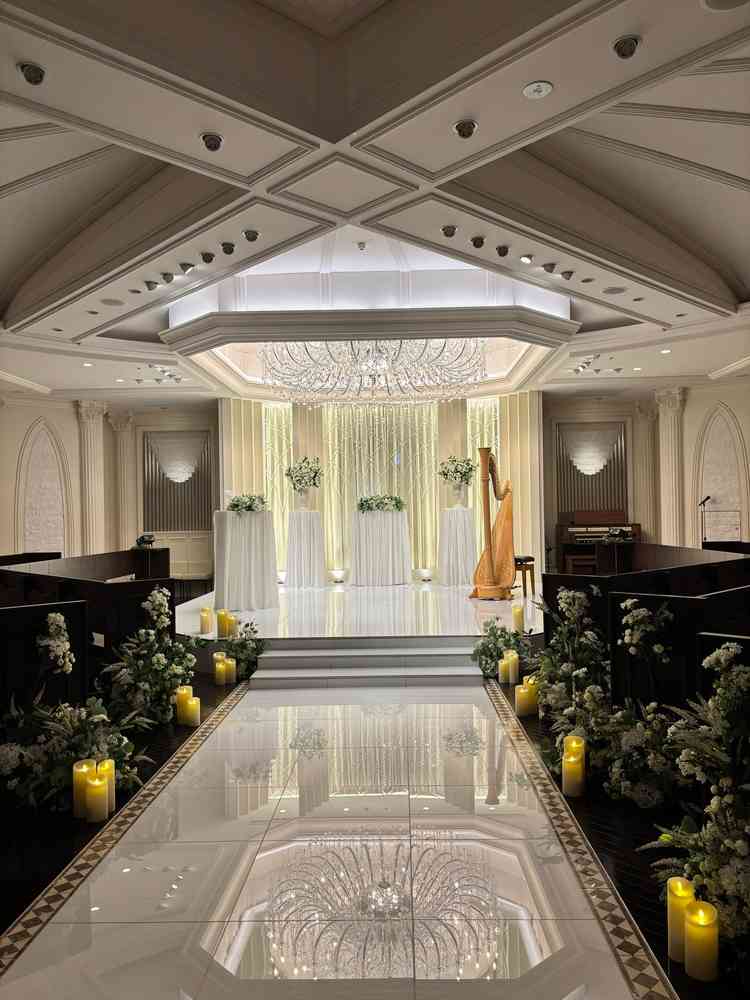 挙式会場。バージンロードが短くて幅が広くなっている為、ドレスが綺麗に広がって写真映えしそう。