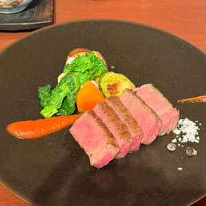 試食の肉料理と京野菜。素材の味を生かした素朴な味付けながら、火の通り加減がよく、とてもおいしかった。