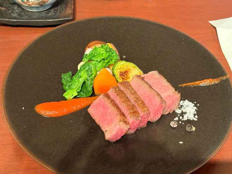 試食の肉料理と京野菜。素材の味を生かした素朴な味付けながら、火の通り加減がよく、とてもおいしかった。