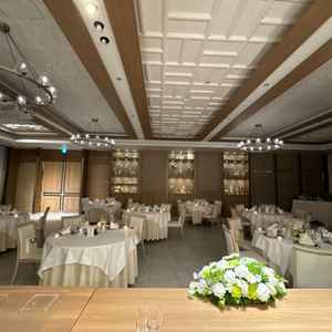 披露宴会場。割とコンパクトな部屋ですが、100名までは余裕でできるそうです。円卓が小さめでした。