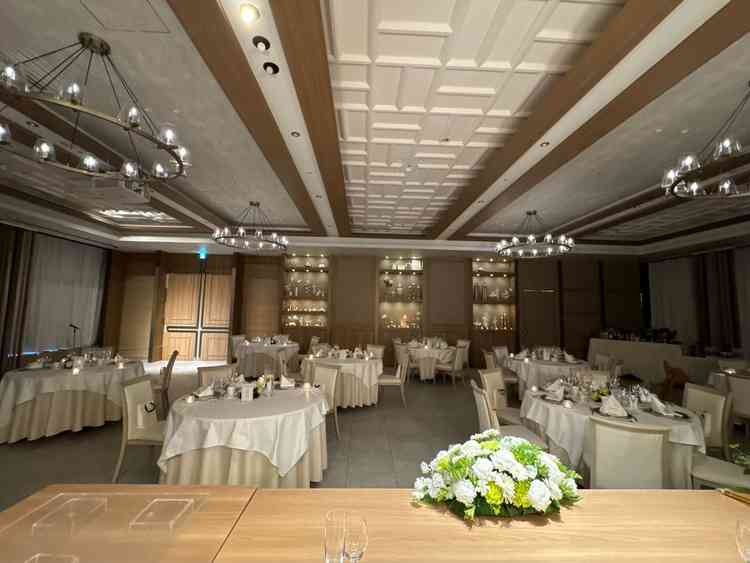 披露宴会場。割とコンパクトな部屋ですが、100名までは余裕でできるそうです。円卓が小さめでした。