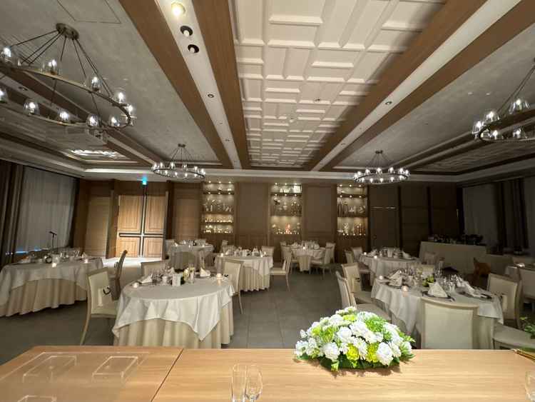披露宴会場。割とコンパクトな部屋ですが、100名までは余裕でできるそうです。円卓が小さめでした。