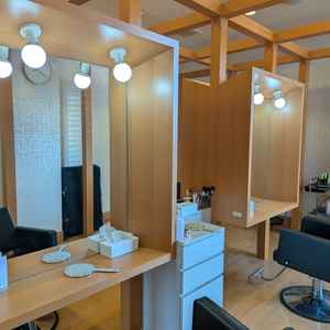 ヘアサロンが併設されています。綺麗な空間で素敵なスタイルを提案していただけます。