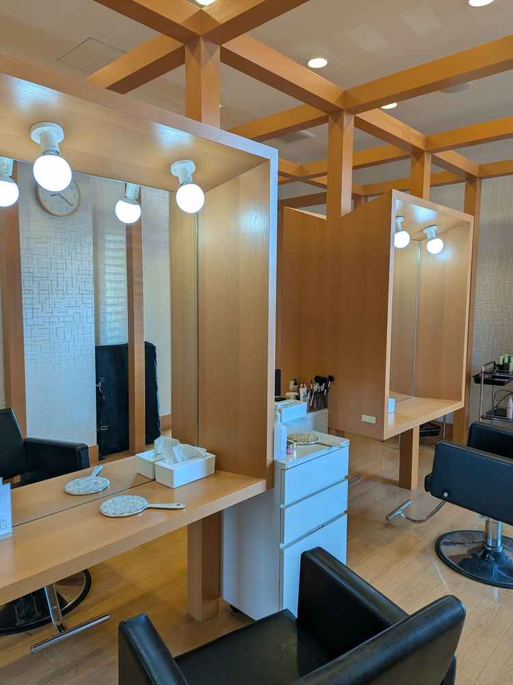 ヘアサロンが併設されています。綺麗な空間で素敵なスタイルを提案していただけます。