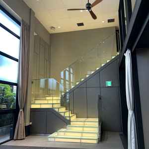 披露宴会場についている階段です。ライトが光って登場できます。