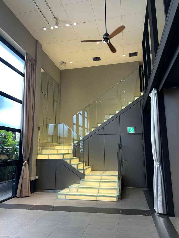 披露宴会場についている階段です。ライトが光って登場できます。