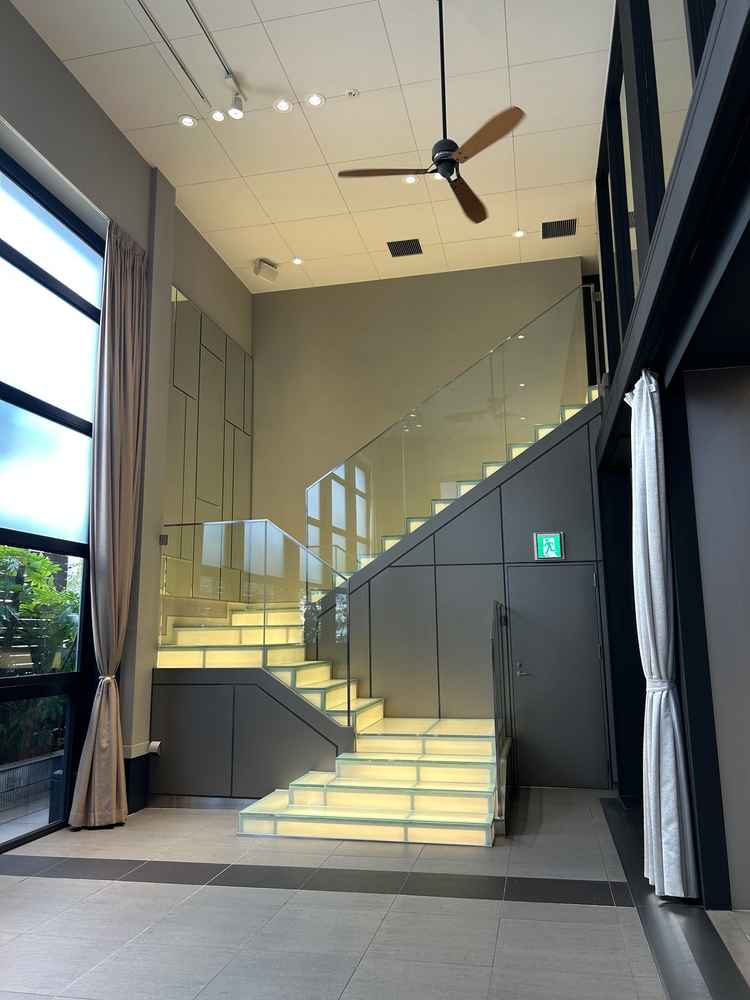 披露宴会場についている階段です。ライトが光って登場できます。