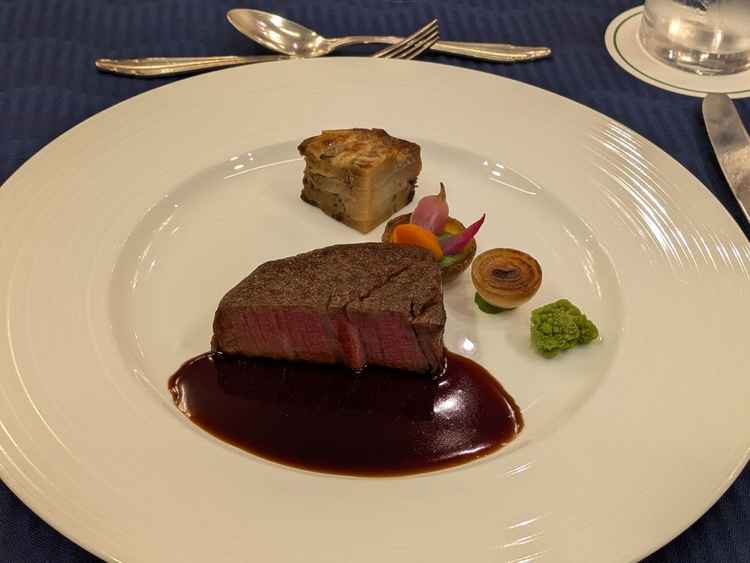 メインのお肉。さすが食のリーガロイヤルと言われるのが納得できるほど美味しかったです。お肉が柔らかい