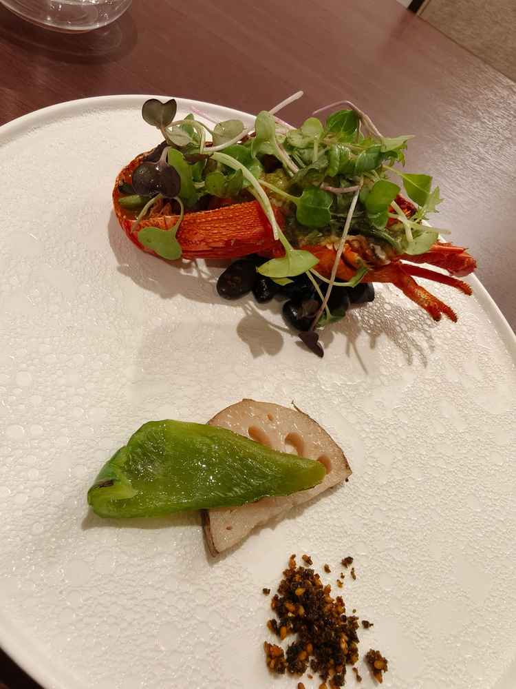 メインのエビです。ソースが非常に美味しかったです。