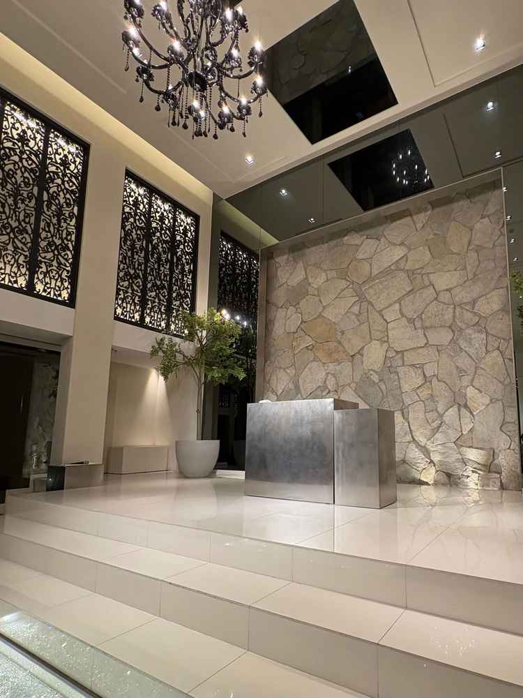 挙式会場。石畳の壁に演出としてプロジェクトマッピングが映し出される。ストーリー性のあり、感動した。