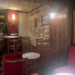 ゲスト待合室には元々金庫だった場所にBARがありました