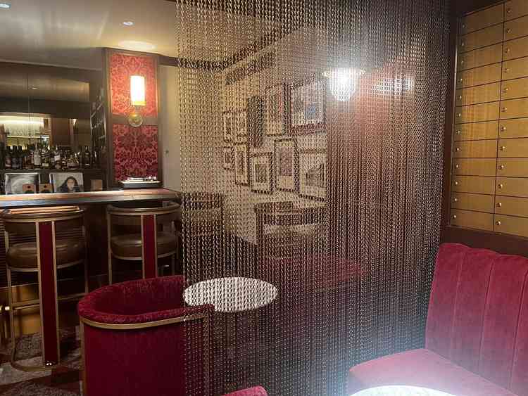 ゲスト待合室には元々金庫だった場所にBARがありました