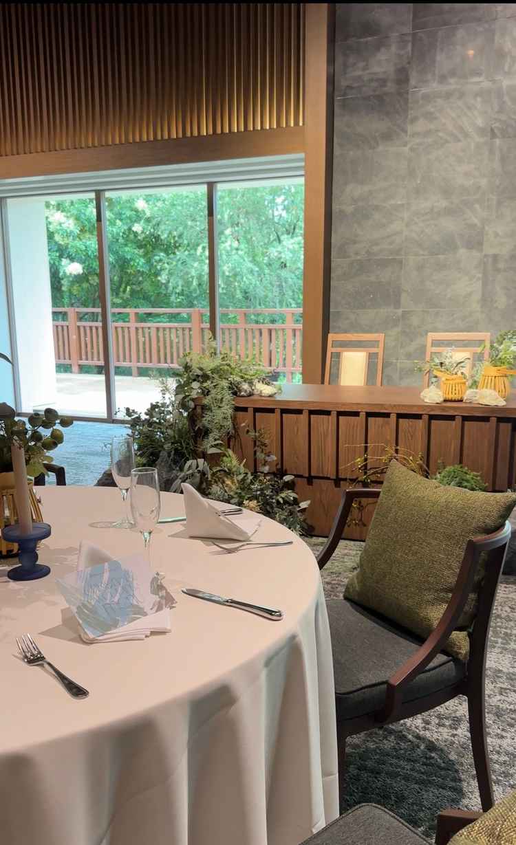 真ん中の広さのお部屋はガラス張りの周りがグリーンに囲まれて、ナチュラルな感じのお部屋でした。