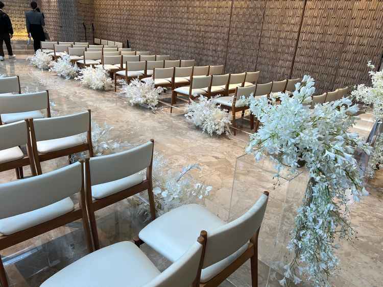 広々としたチャペルのお席