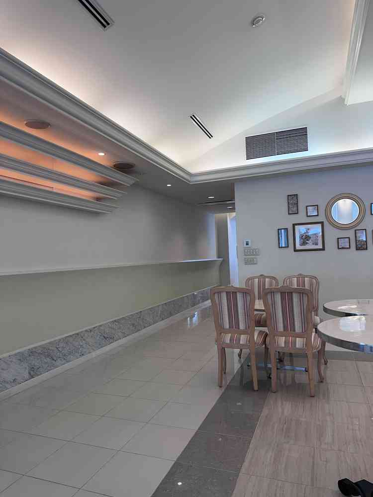 待合室。バーカウンターもありドリンクが飲める。