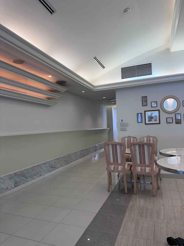 待合室。バーカウンターもありドリンクが飲める。