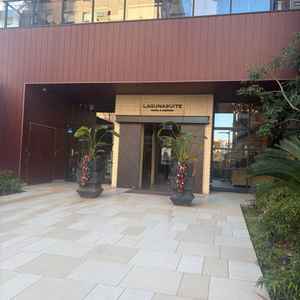 ホテルのロビーではあるため結婚式以外の方と出会うことがある印象。