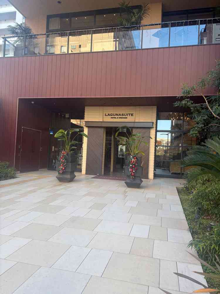 ホテルのロビーではあるため結婚式以外の方と出会うことがある印象。