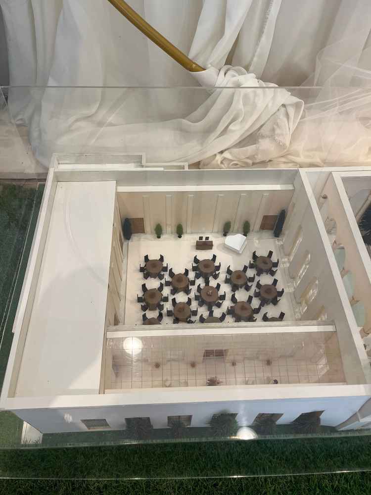 披露宴会場を上から表した模型の写真です。かなりの席数が入ることがわかるかと思います。