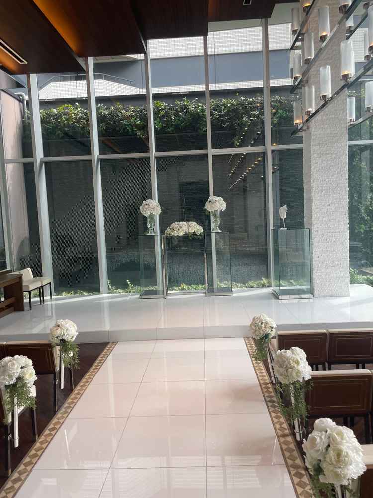 6階挙式会場になります。前面には滝のように水が流れています。