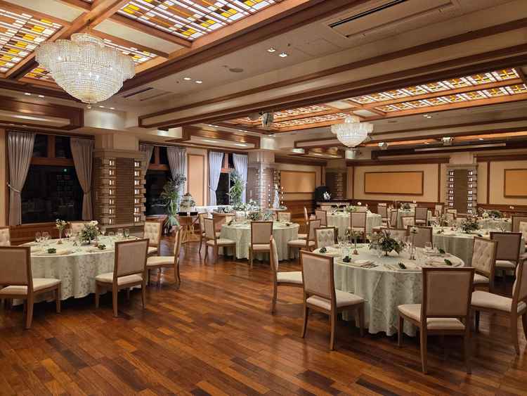 高砂の後ろに庭園が見える披露宴会場で木目が特徴で温かみのある雰囲気でした。60名ほど入ります。