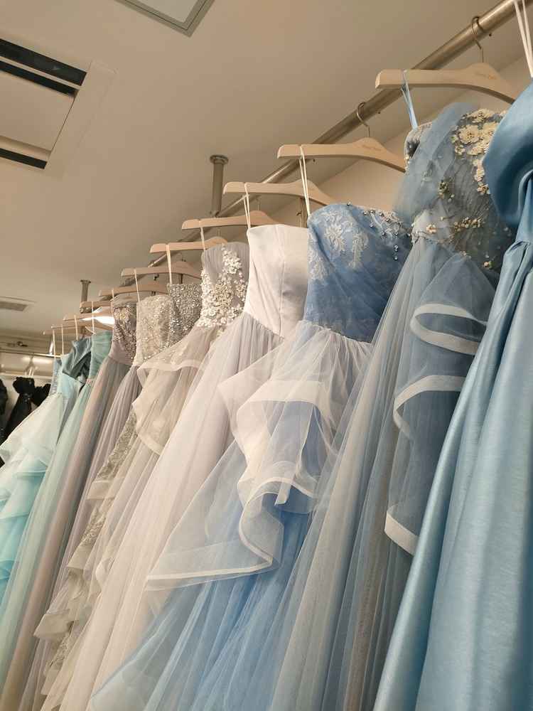 ご好意でドレス館も見学させていただきました。沢山のドレスがありテンションが上がりました。