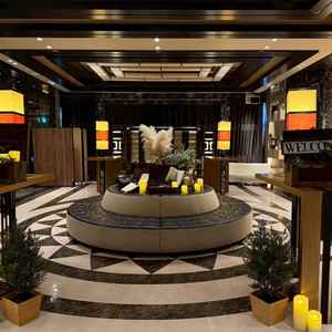 披露宴前の待合空間の写真。床やソファのデザイン性が高いので、装飾が少なくてもおしゃれです。