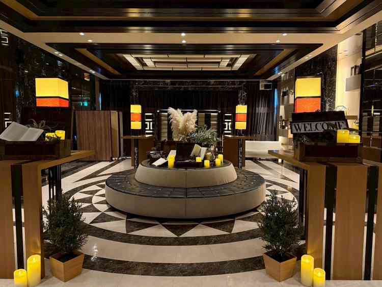 披露宴前の待合空間の写真。床やソファのデザイン性が高いので、装飾が少なくてもおしゃれです。