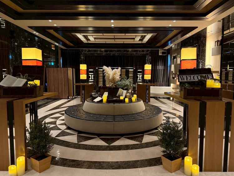 披露宴前の待合空間の写真。床やソファのデザイン性が高いので、装飾が少なくてもおしゃれです。