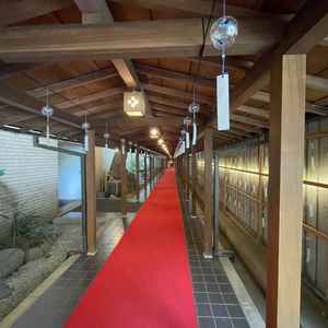 本殿から会場までの回廊、夏のため風鈴あり