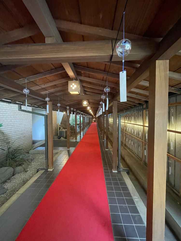 本殿から会場までの回廊、夏のため風鈴あり