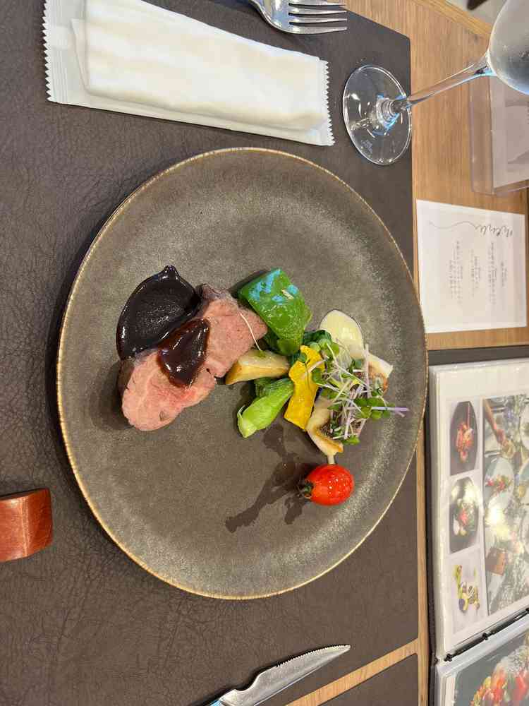 お料理の試食写真。メインの魚料理の酒粕ソースが美味しく、見た目にも綺麗で良かった。