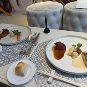 メインとパン。お肉も柔らかくてとても美味しかった。