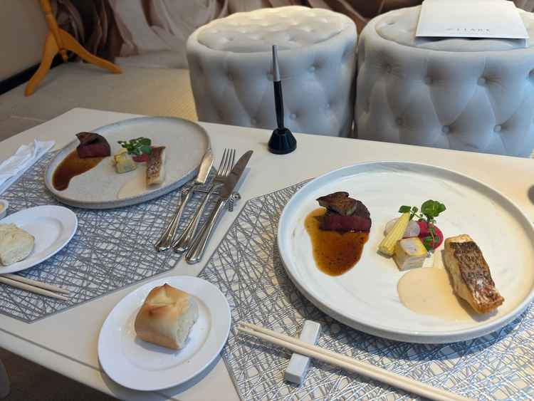 メインとパン。お肉も柔らかくてとても美味しかった。