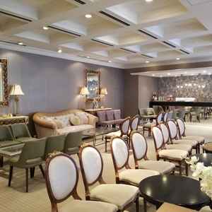 待合室。広々してラグジュアリーな感じ。