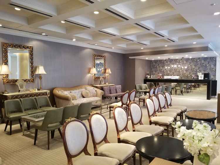 待合室。広々してラグジュアリーな感じ。