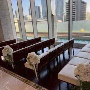 チャペルから見える外の景色の写真。水、火、空など自然が感じられ綺麗でした。