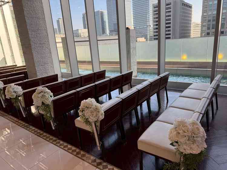 チャペルから見える外の景色の写真。水、火、空など自然が感じられ綺麗でした。