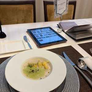 ゴボウのポタージュ イベリコベジョータの生ハムと山菜のフリット。満足感が感じられる一品。