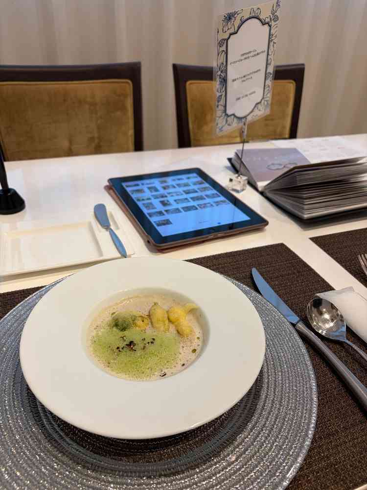 ゴボウのポタージュ イベリコベジョータの生ハムと山菜のフリット。満足感が感じられる一品。