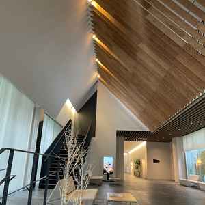 エントランスも結婚式場らしくない雰囲気でした。