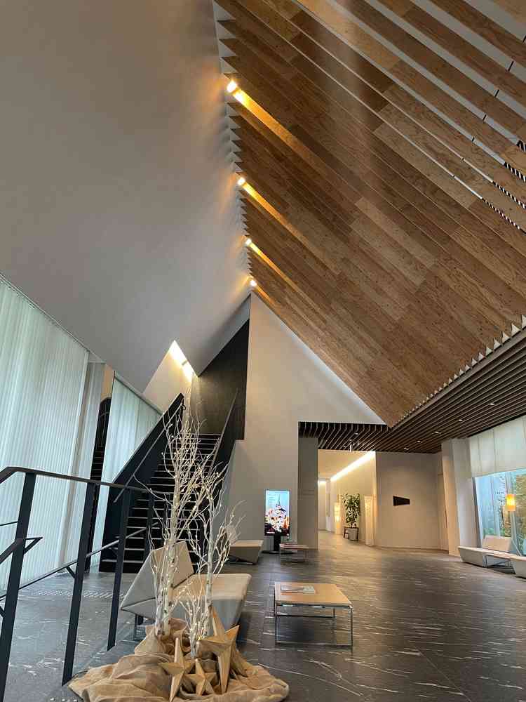 エントランスも結婚式場らしくない雰囲気でした。