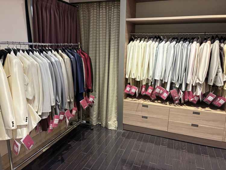 新郎の衣装部屋。タキシードが試着できる