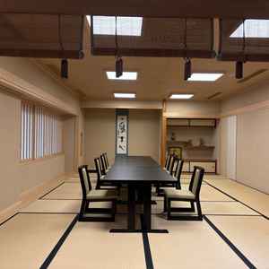 12名以下で使用できる食事会場。テーブルの増減で人数調整できるとのこと。