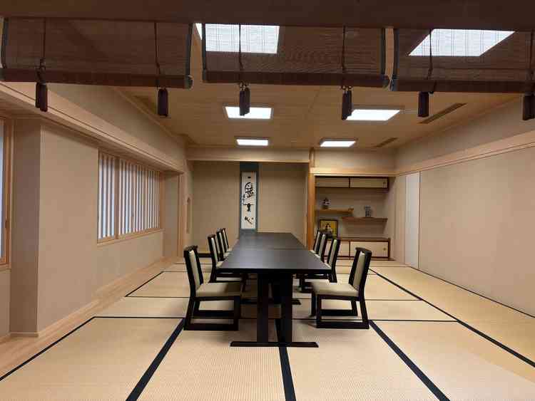 12名以下で使用できる食事会場。テーブルの増減で人数調整できるとのこと。