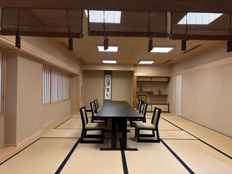 12名以下で使用できる食事会場。テーブルの増減で人数調整できるとのこと。