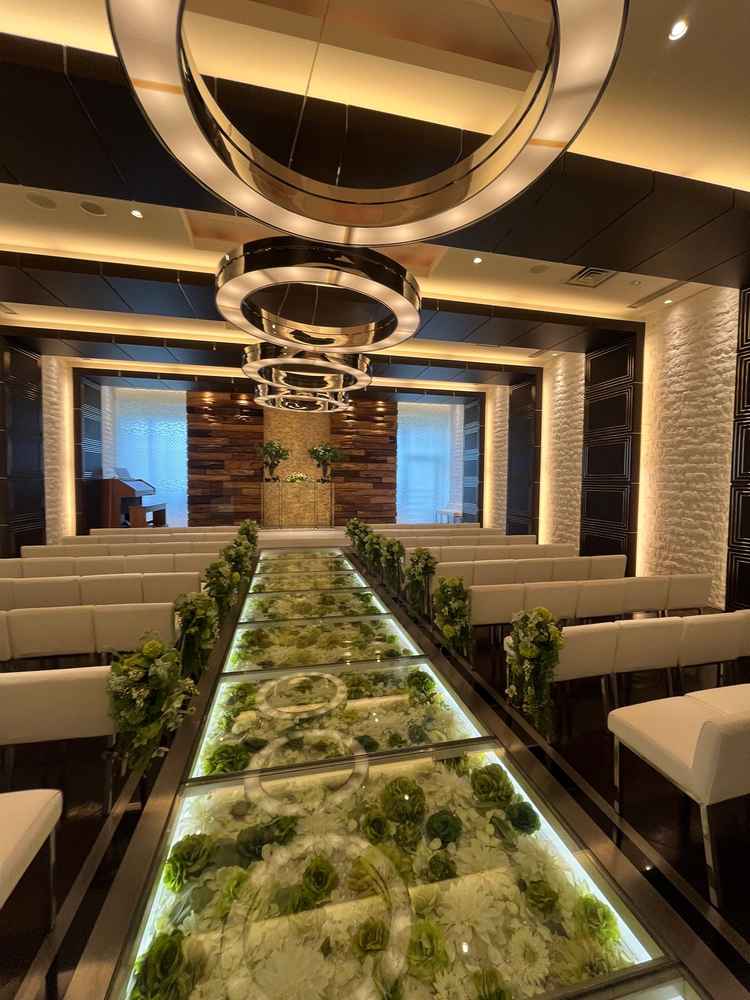 チャペルモダンです。お花のバージンロードが素敵でした。自然光が入ってきて明るかったです。